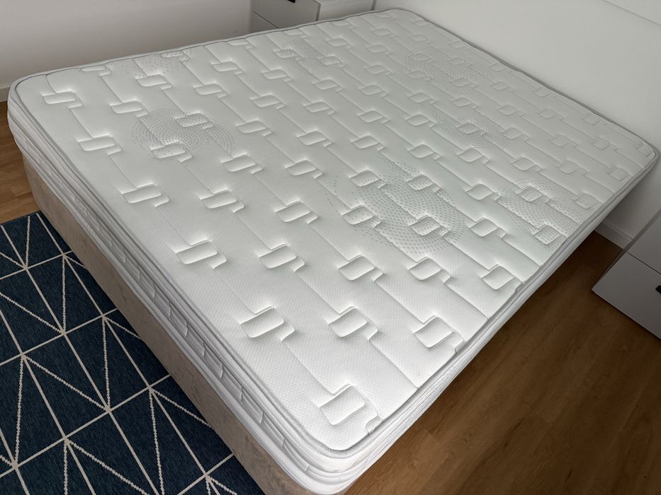 Cama e colchão usado