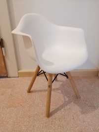 Dziecięce krzesło fotel białe drewniane nogi scandi design