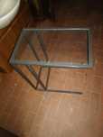 Mesa de apoio em metal, com tampo de vidro.