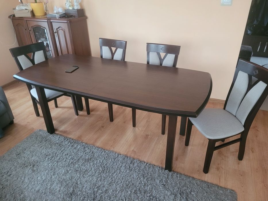 Krzesła 8 szt twarde drewniane że stołem