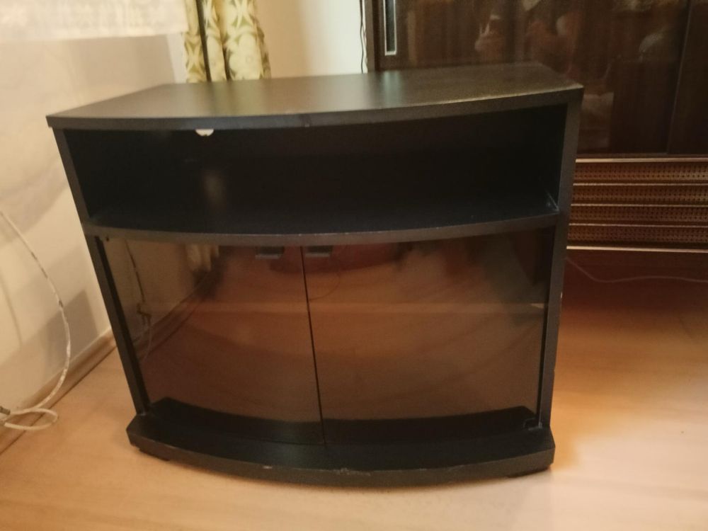 Szafka pod telewizor czarna ze szklanymi drzwiczkami