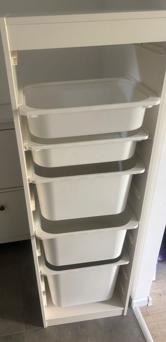 Regał z pojemnikami trofast Ikea na zabawki
