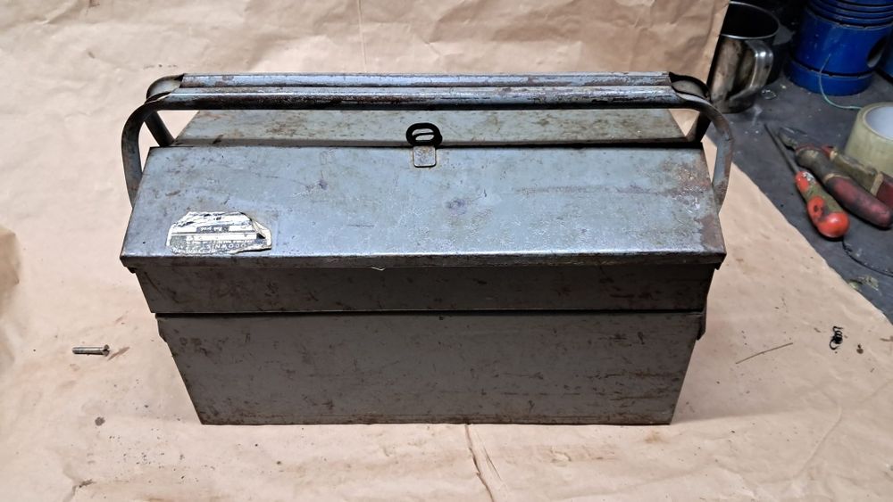 skrzynka narzędziowa z wyposażeniem