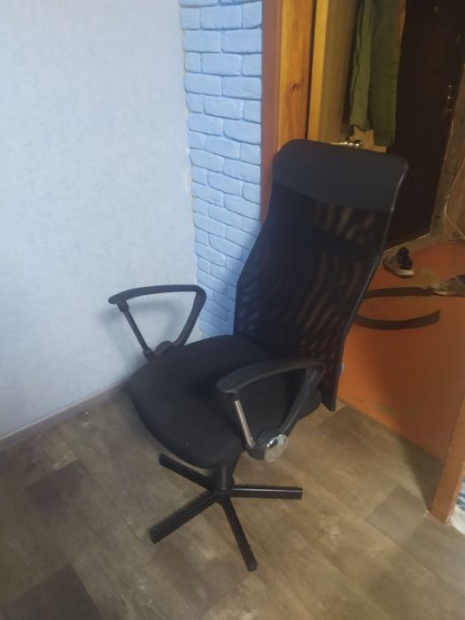 Продам кресло без колесиков в хорошем состояние