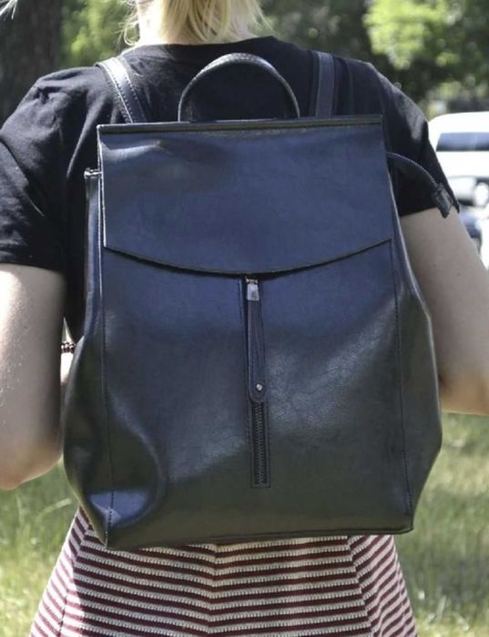 Гарний жіночий шкіряний сумка-рюкзак для формату А4 чорний