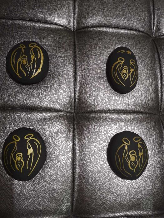 Seixo pitado à mão sagrada família