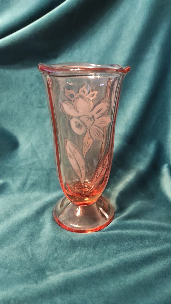 Rozalinowe szkło. Wiosenny wazon z żonkilem