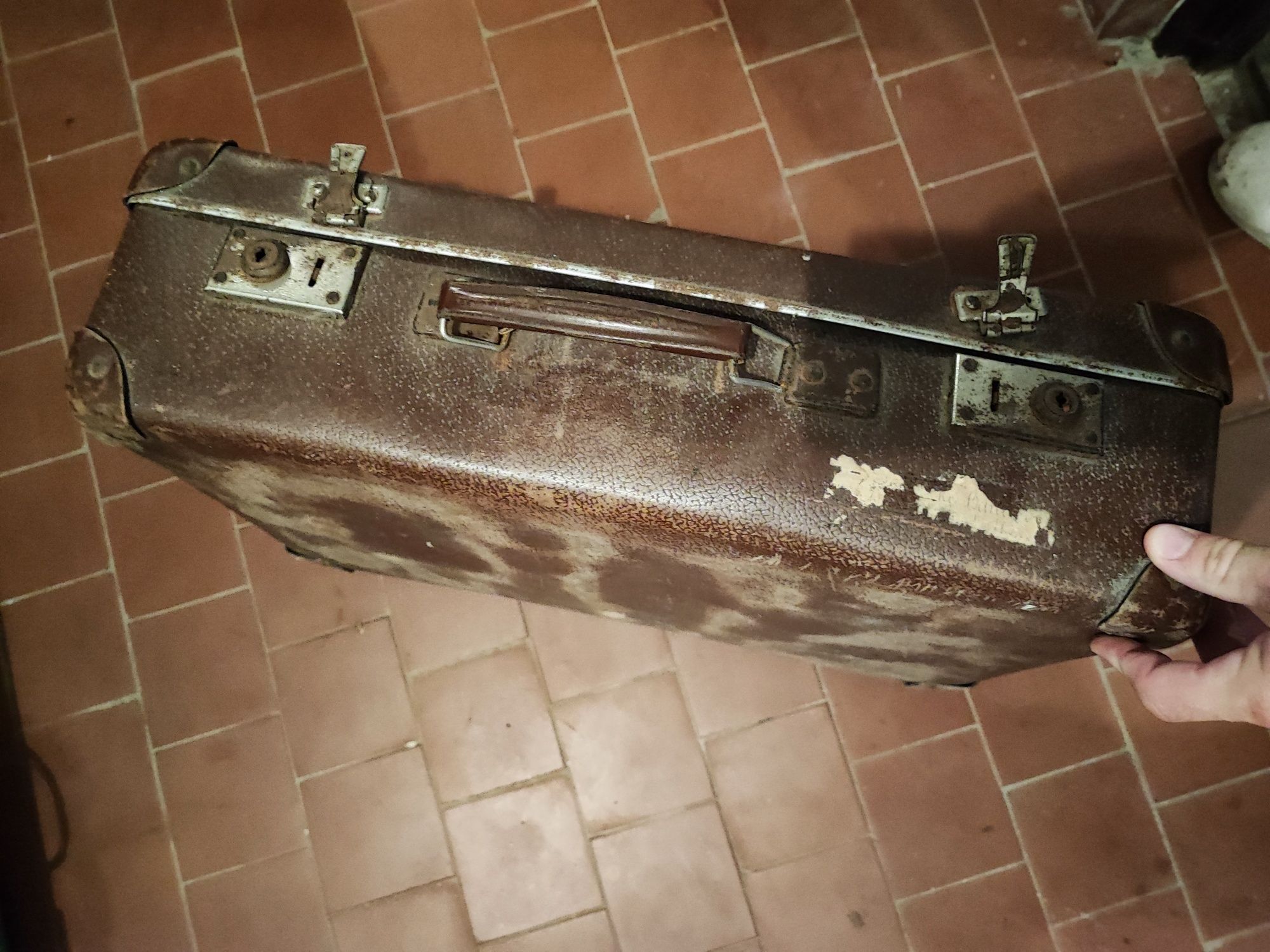 Stara walizka PRL lub starsza
