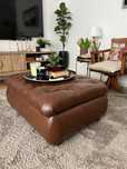 Banqueta Chesterfield em pele natural