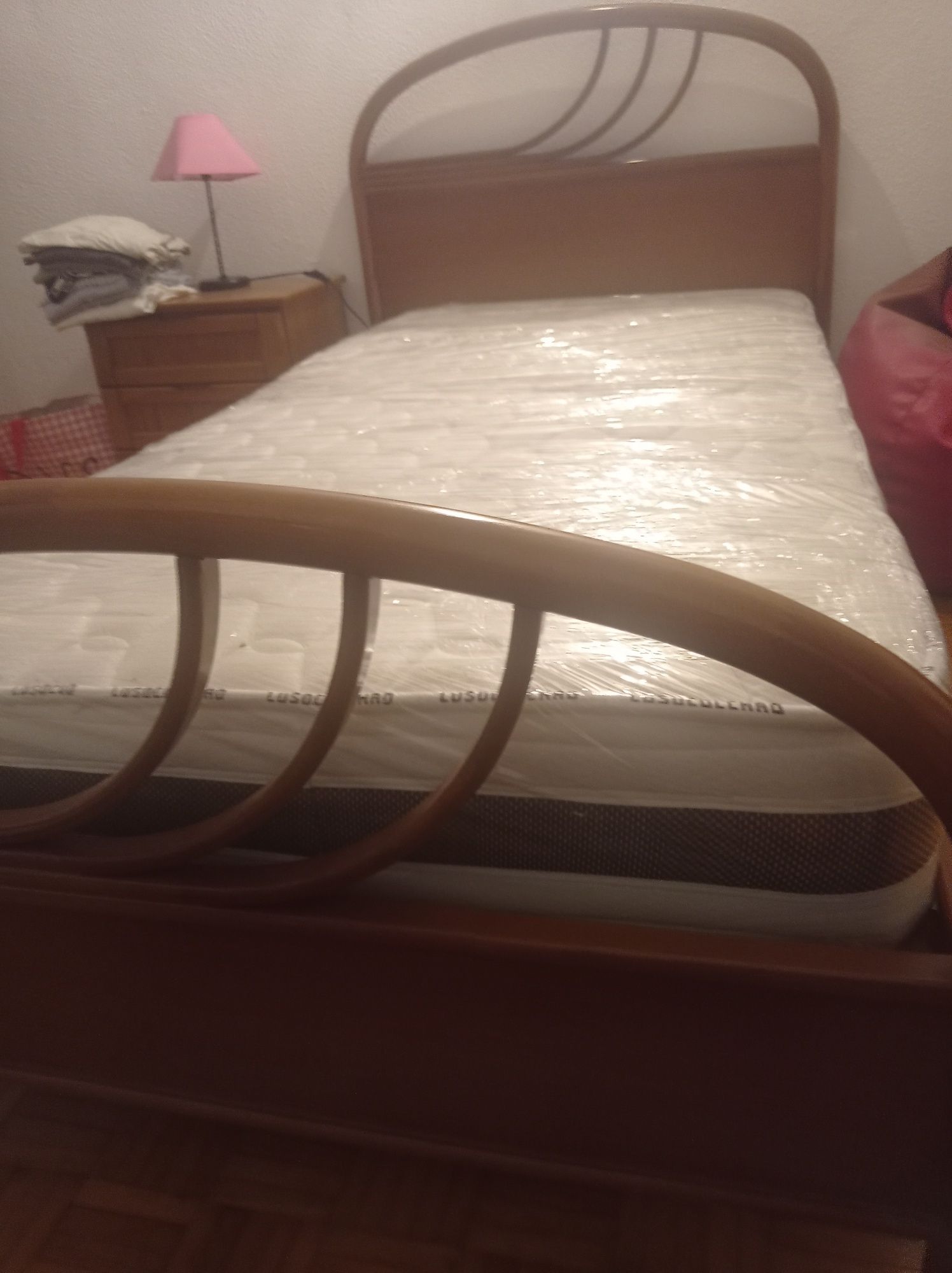 Cama de solteiro com colchão novo