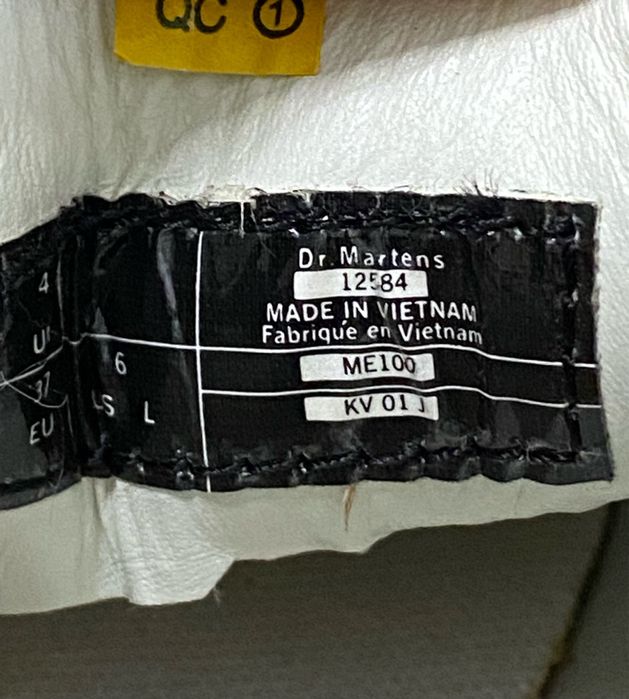 Вінтажні сліпони Dr.Martens в колаборації з Sanrio