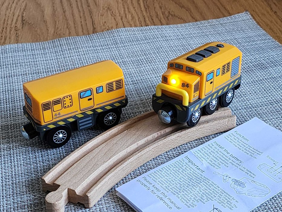 Жовтий Поїзд на батарейках з вагонм Новий BRIO LILLABO Новий