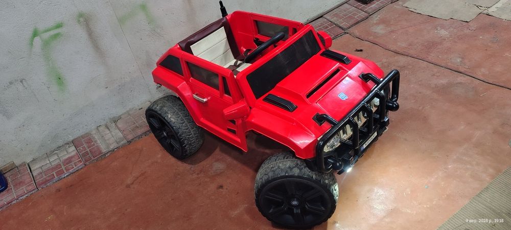 Дитячий електромобіль