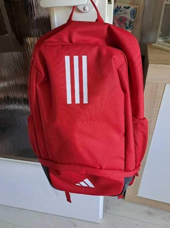 Plecak Addidas czerwony 26,5l pojemności Nowy Nieużywany