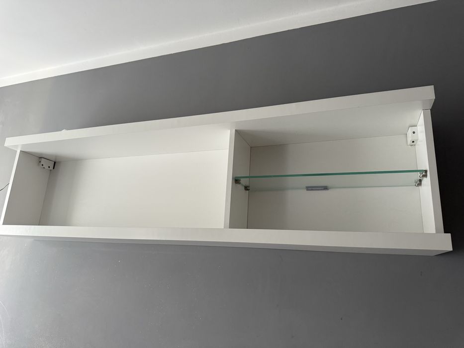 Szafka wisząca z oświetleniem