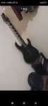 Guitarra elétrica Ibanez gio preto fosco e amplificador Marshall