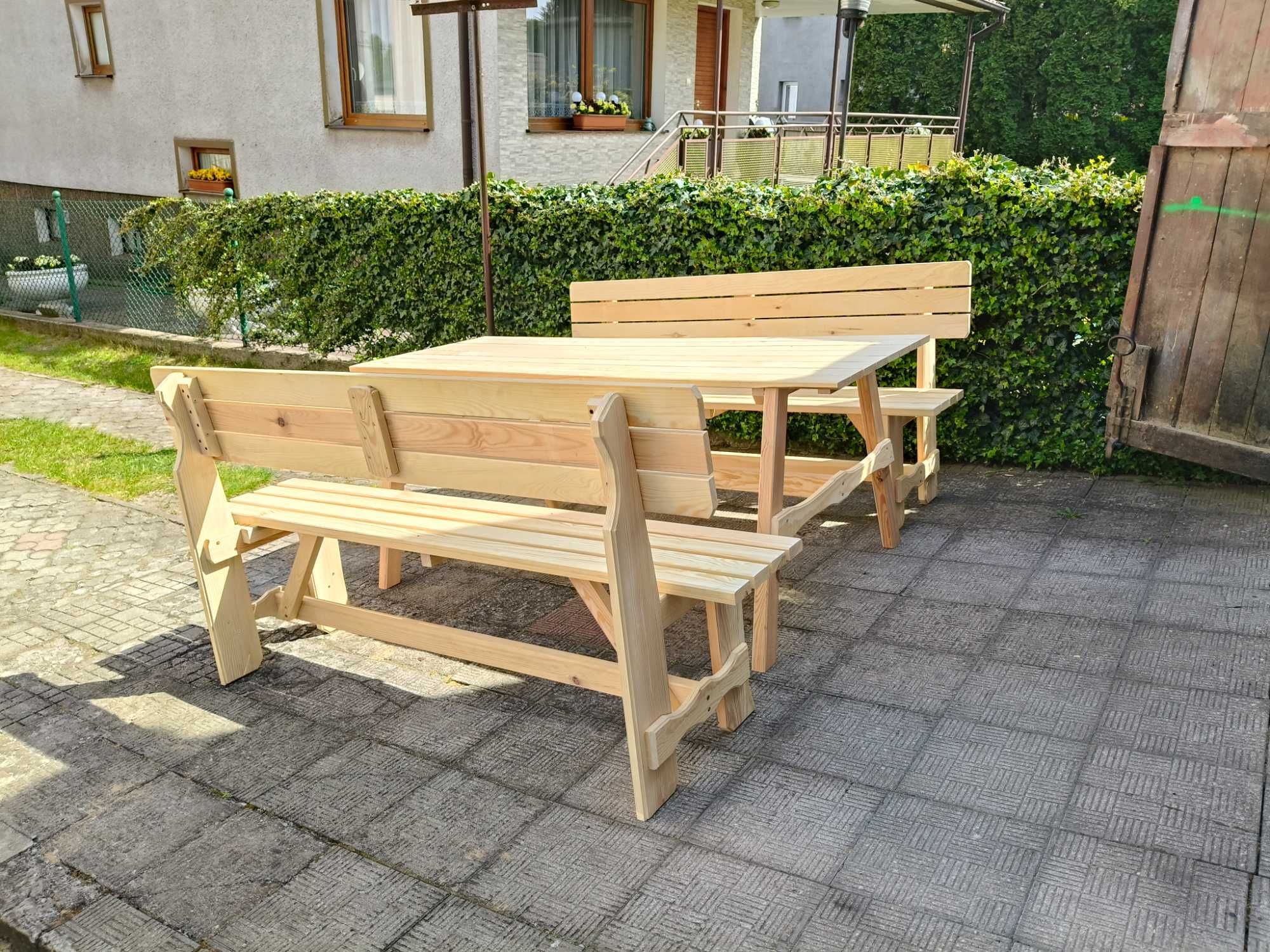 Ładny komplet do ogrodu stół i ławki