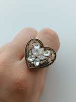 Duży złoty pierścionek w kształcie serca z kamieniami a'la vintage