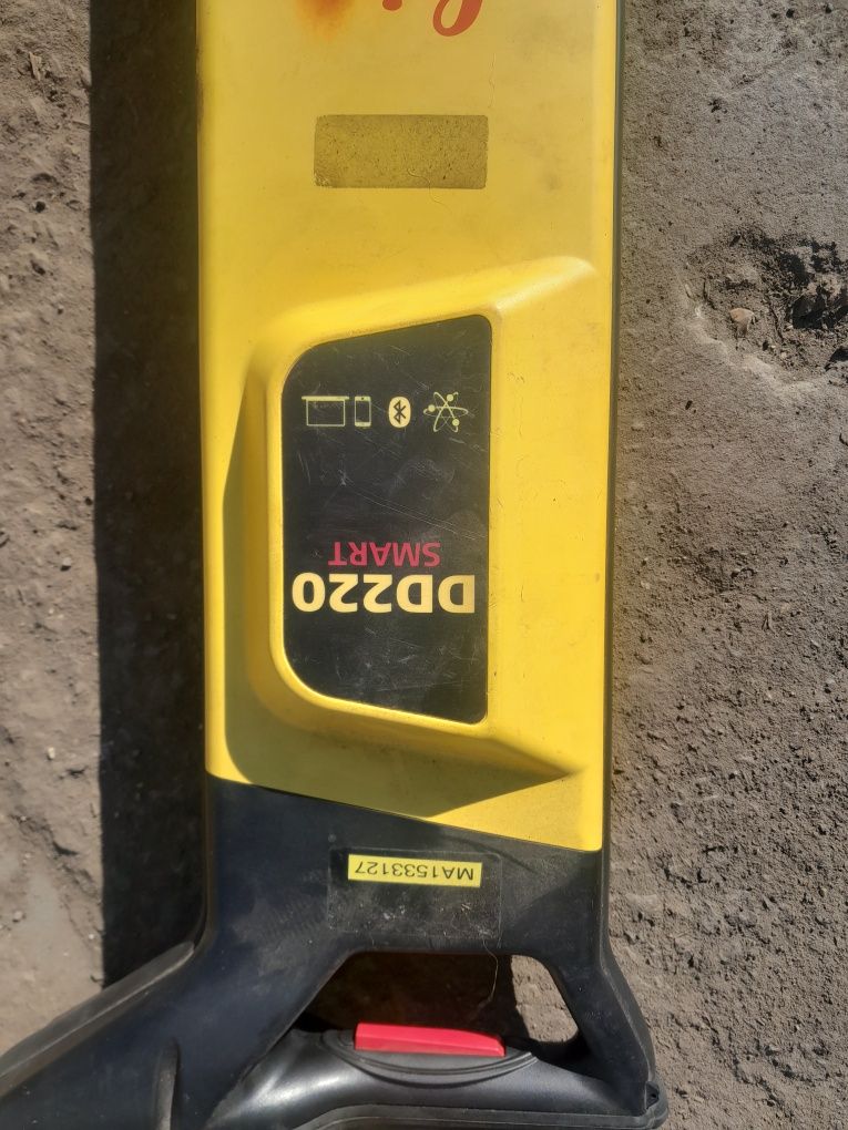 Radiodetektor z generatorem Leica dd220 smart wykrywacz