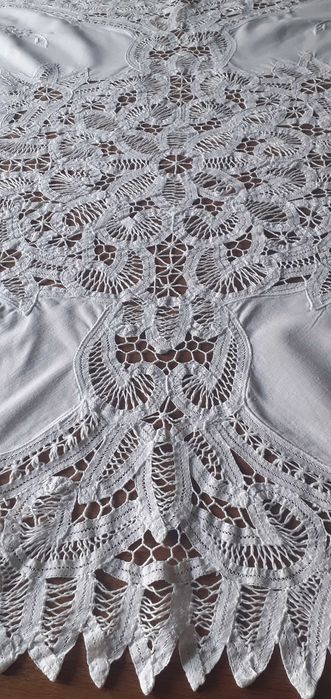 Obrus mały z haftem brukselskimi