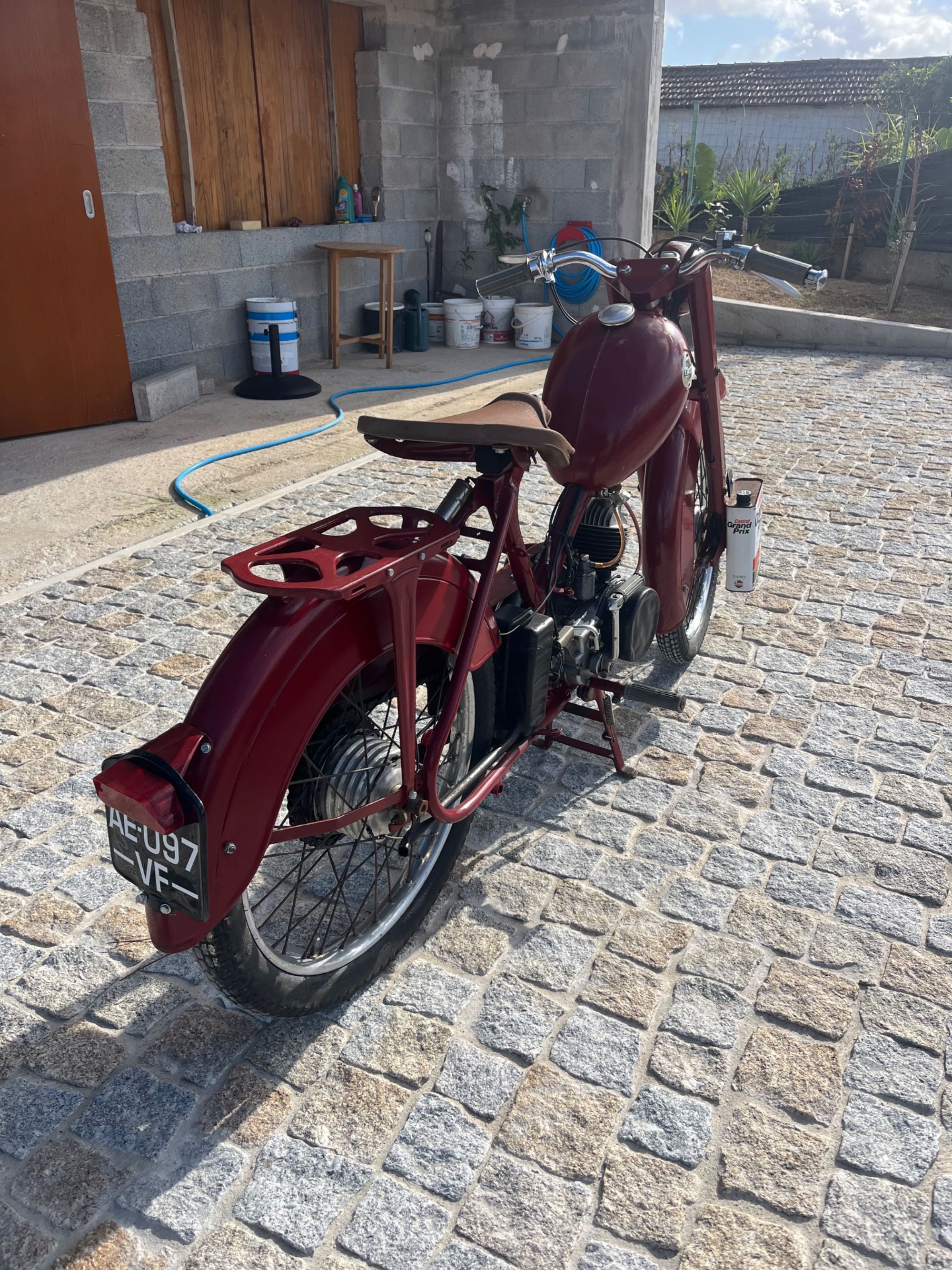Moto Monet Goyon Castor