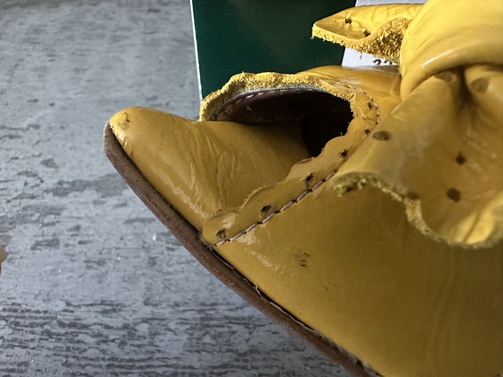 Zolte lakierowane buty z komardą na niskim obcasie