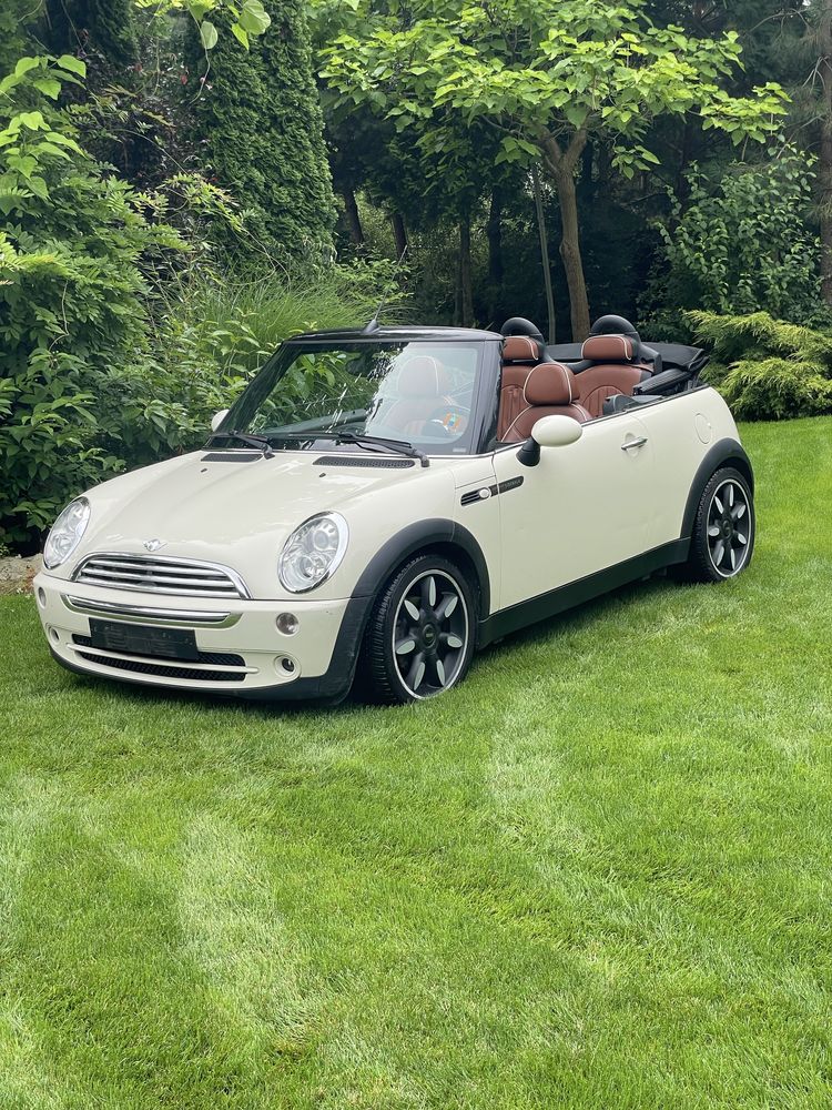 Mini Cooper Cabrio Sidewalk