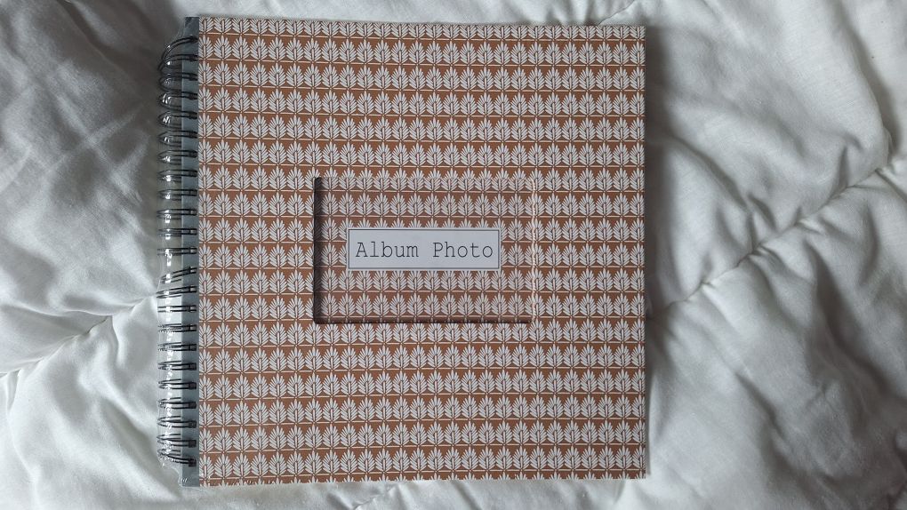 Álbum Para Fotos 240 Páginas
Dimensão: 32,5x3x31,1cm
Metal e Cartão

A