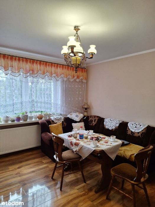 Dom dwurodzinny z dodatkowymi budynkami na działce 712m2