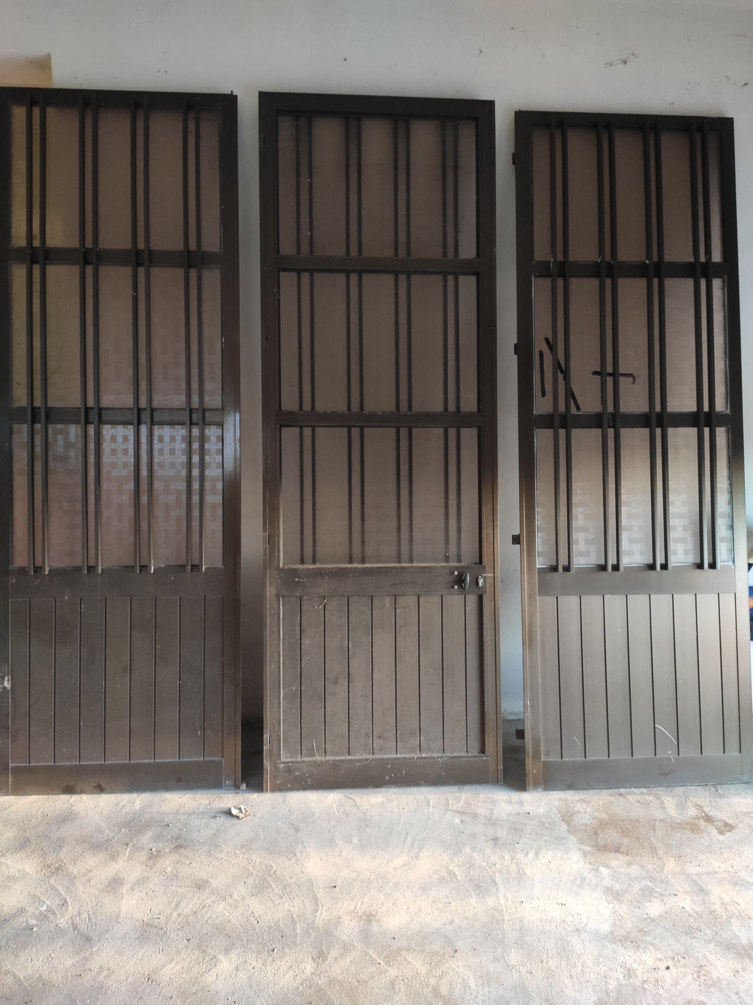 Portão garagem em alumínio castanho