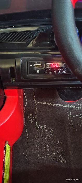 Дитячий електромобіль