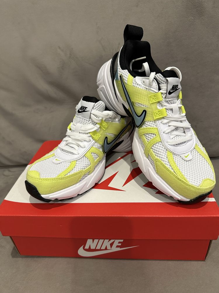 Кросівки жіночі Nike Wmns V2k Run