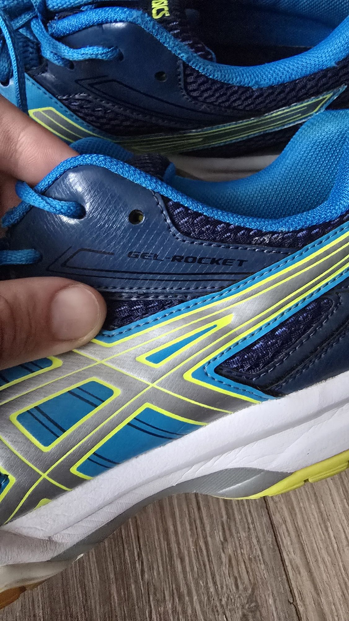 Продам волейбольні кросівки Asics gel-rocket
