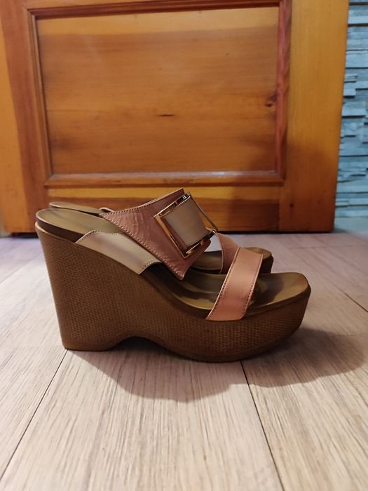 Шкіряні шльопки на танкетці