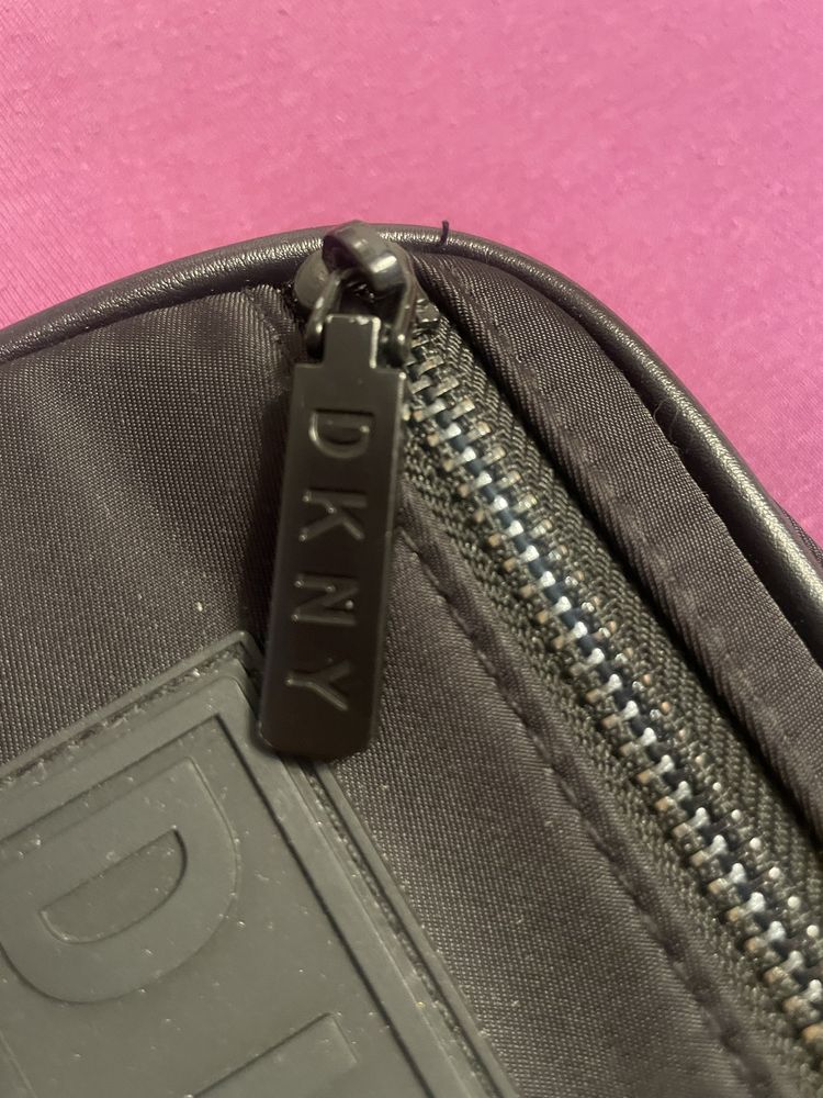 Czarna saszetka DKNY