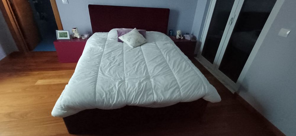 Cama de casal com duas mesinhas de cabeceira