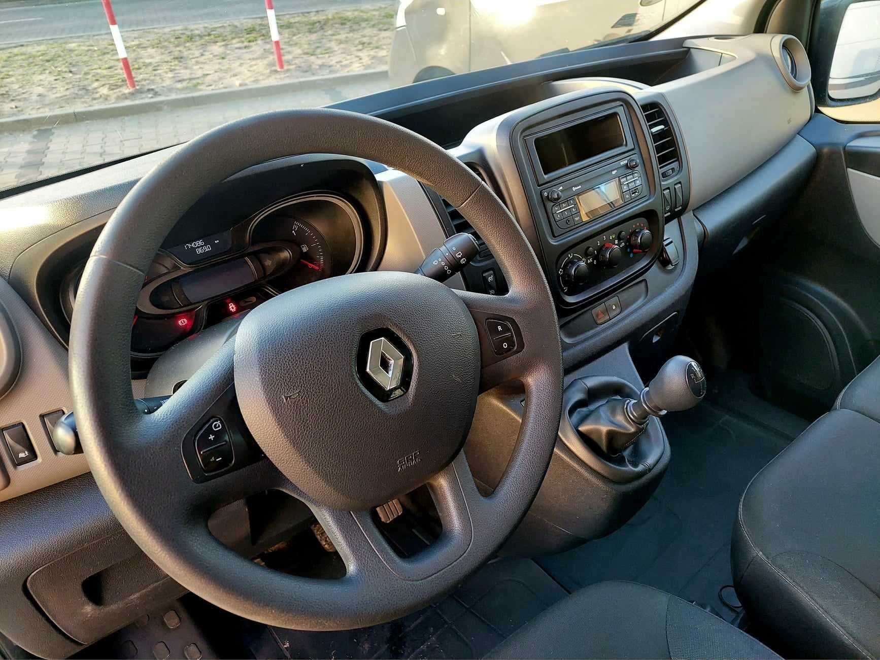 Długoterminowy wynajem busa 9 osobowego Renault Trafic