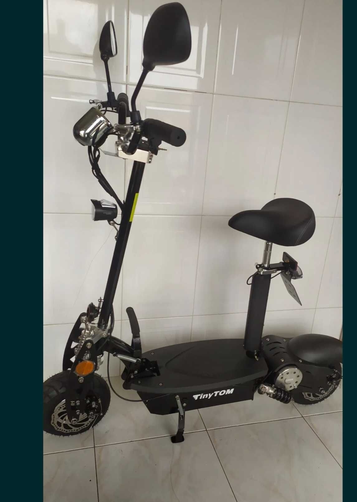 Trotinete tinitom com banco como nova
