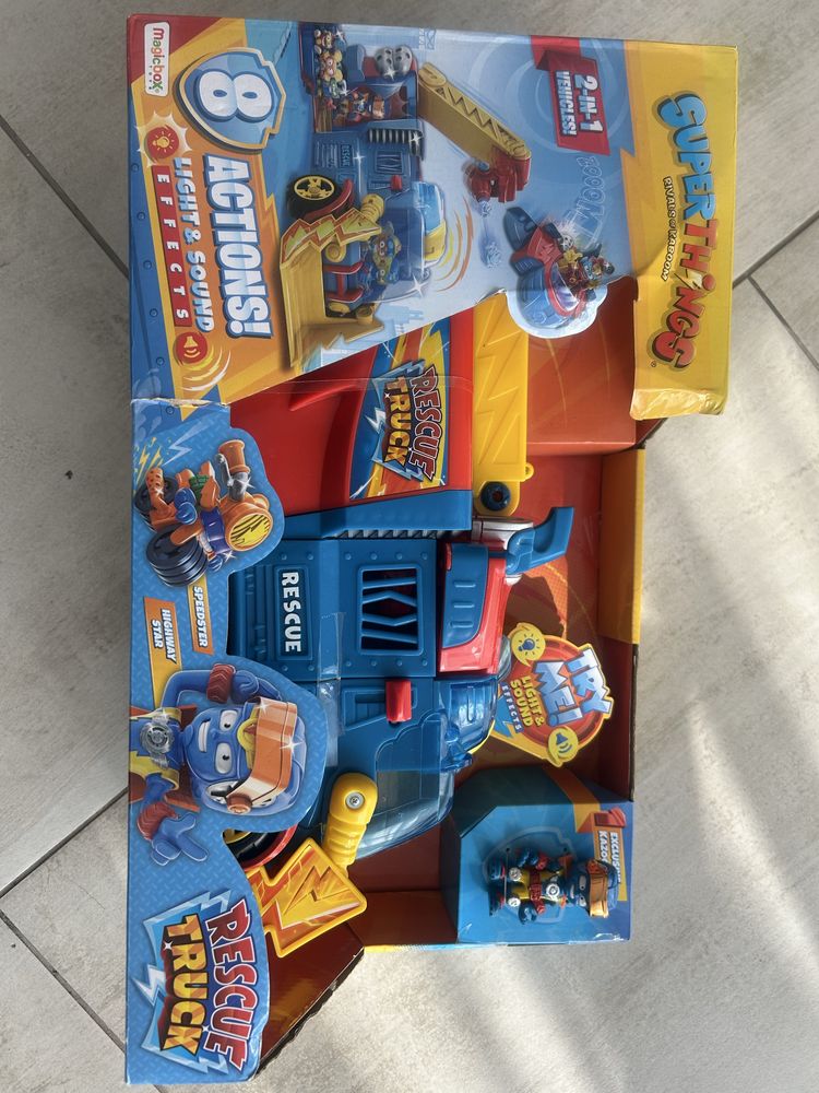 Superthings rescue truck