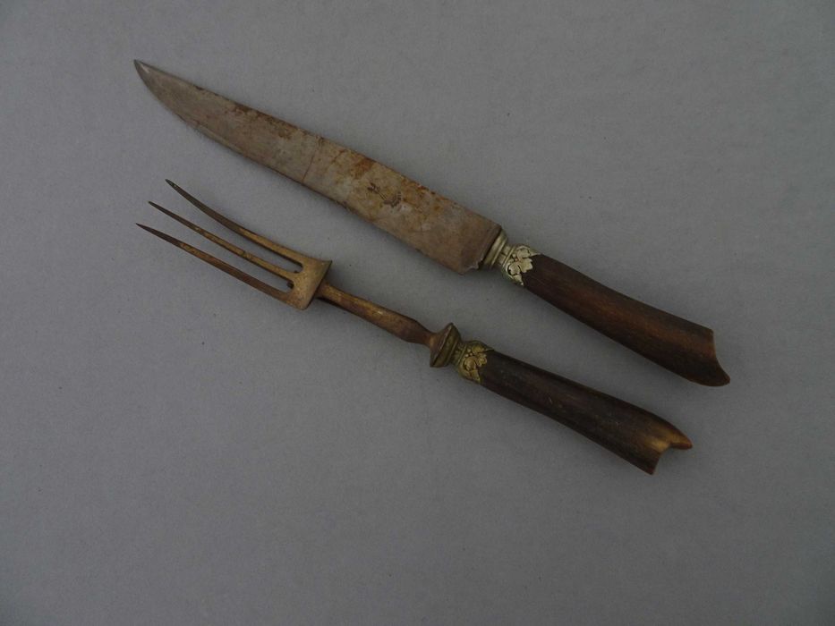 Antigos talheres com incrustações em prata e osso