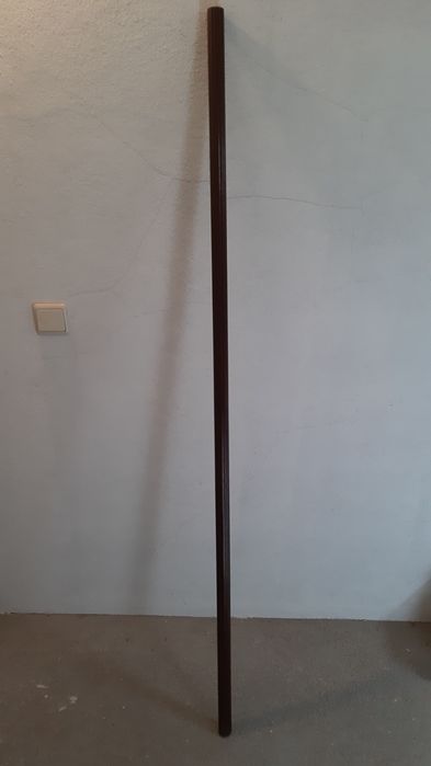 Varão em madeira