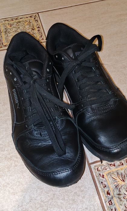 Puma ST Runner v3 L В хорошо у стані
Класичні чорні кросівки з натура