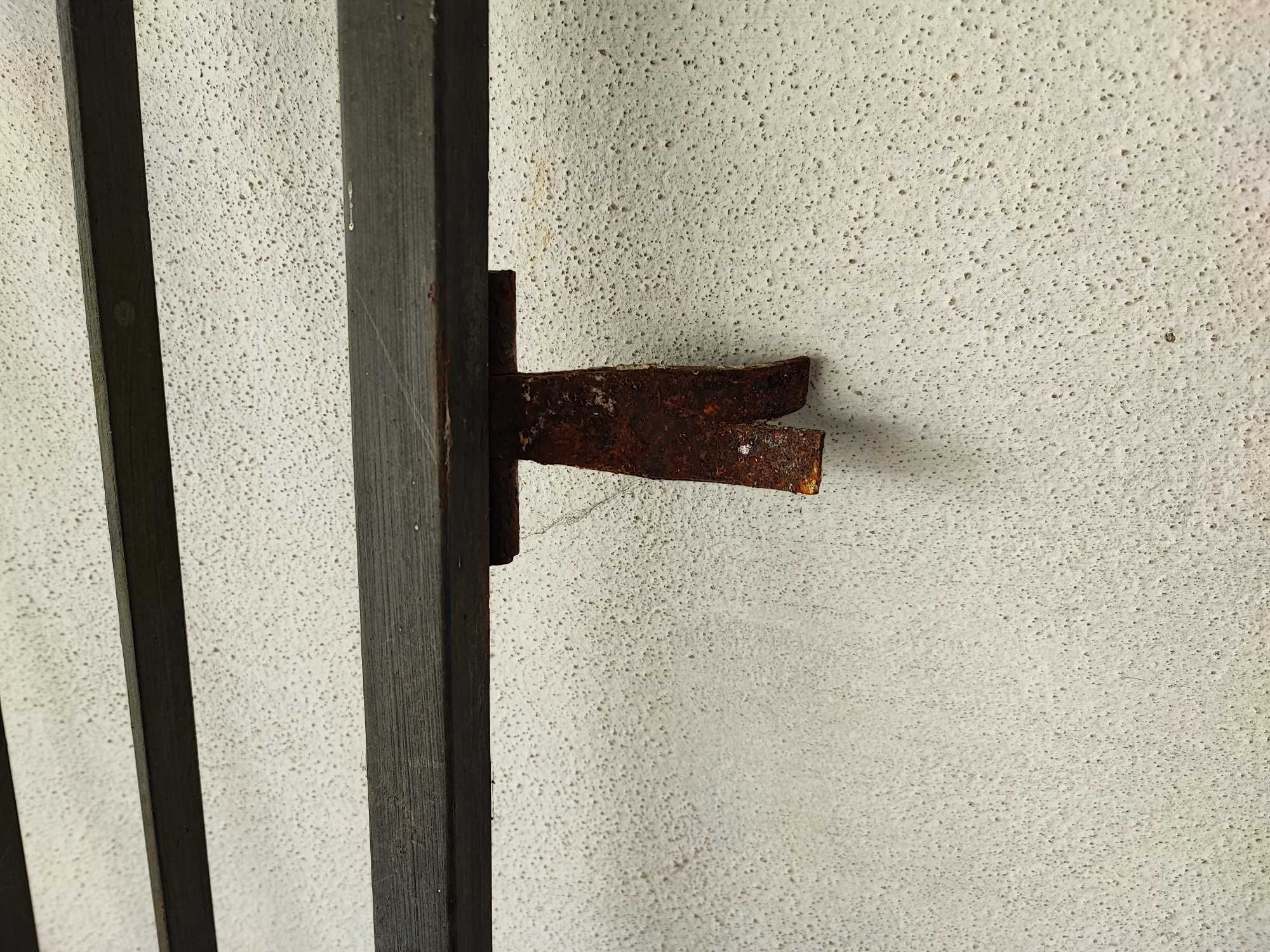 Portões em ferro com fechaduras e dobradiças