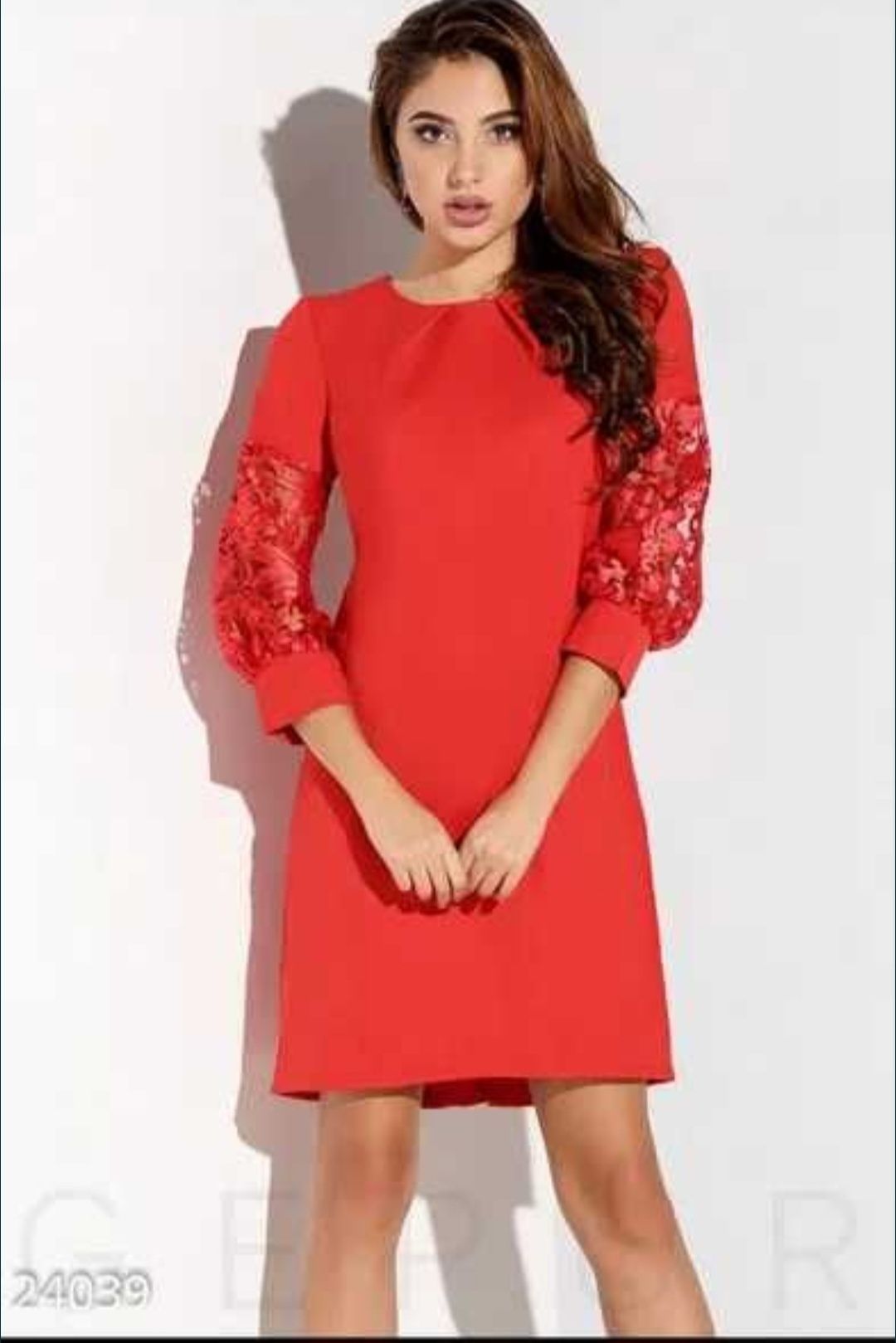 Червона сукня з кружевними рукавами