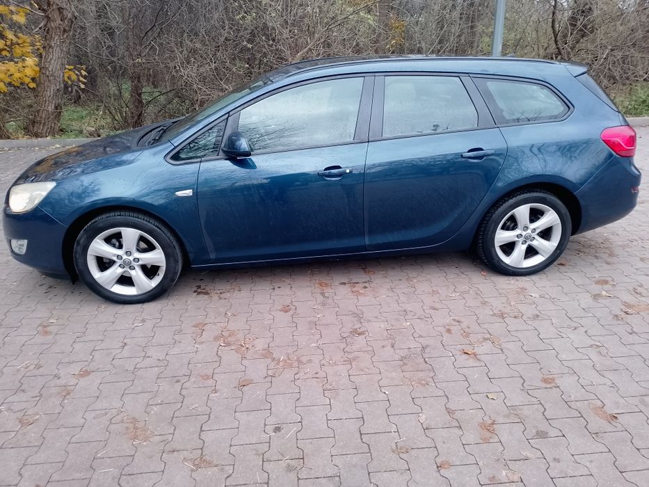 Samochód opel astra j