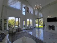 Продам ЛАКШЕРІ будинок 207 кв.м, Крюківщина, біля озера.