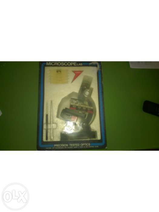 Microscopio didactico para criança com várias amostras