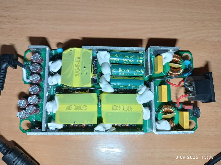 Зарядка для ноутбука 300W (несправна, на запчастини)