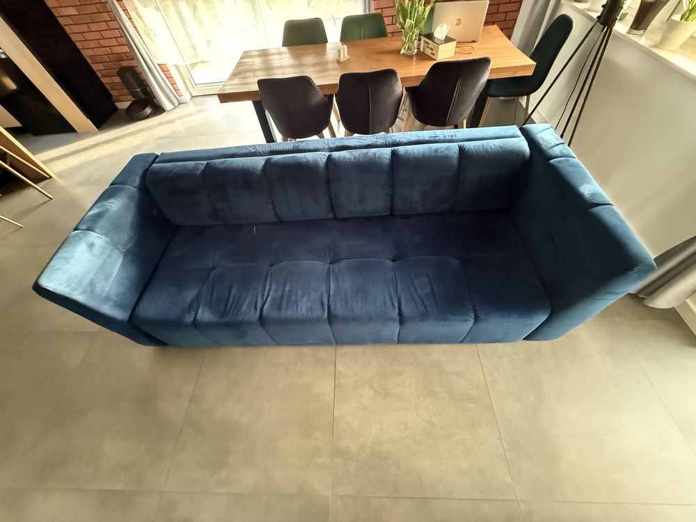 Sweet Sit Granatowa sofa welurowa z funkcją spania i pojemnikiem.