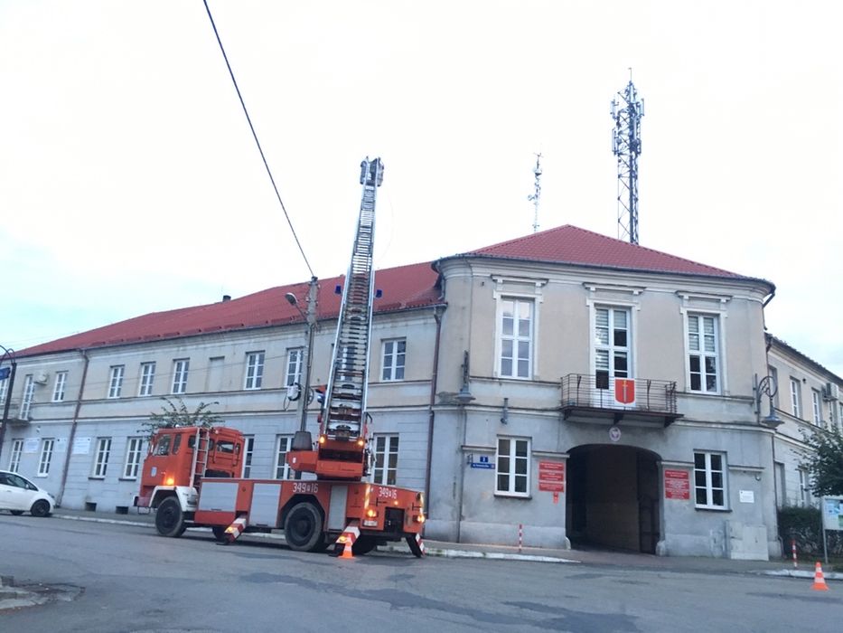 DACHY Wycinka drzew zwyżka 32 m podnośnik koszowy rębak koparka